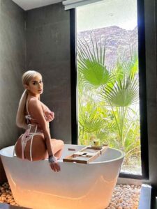 Грациозная эскорт-модель Члое