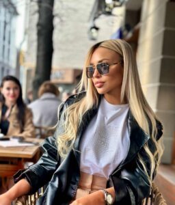 Изысканная эскортница Кира