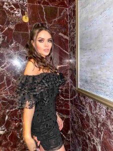 Статусная эскорт-леди Ыветте