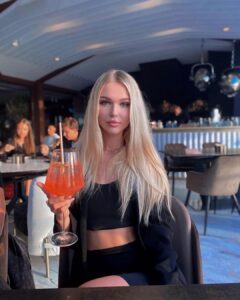 Горячая эскорт-девушка Амара