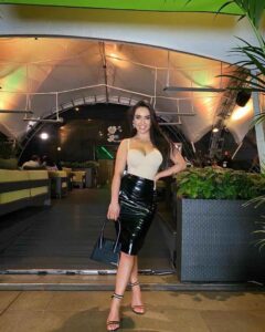 Привлекательная эскорт-девушка Карина