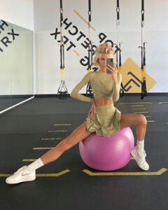 Очаровательная эскорт-леди Адрия