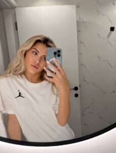 Идеальная эскорт модель Лейтон