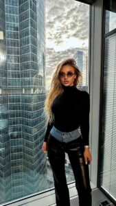 Роскошная спутница Кира