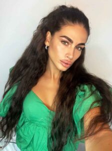 Очаровательная девушка эскорт Аделе