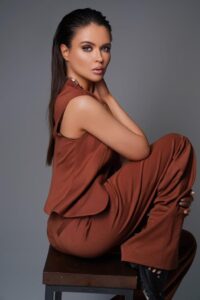 Женственная эскорт-модель Ыветте