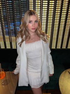 Женственная эскорт-модель Бернис