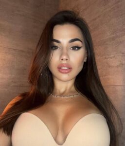 Женственная эскорт-модель Женя