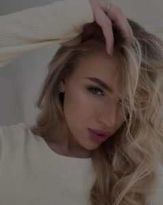 Очаровательная девушка эскорт Клара