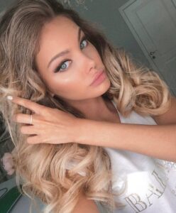 Эскорт для деловых встреч Бонни