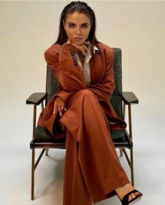 Чувственная эскорт-девушка Ыветте