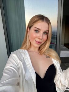 Изысканная эскорт-модель Бернис