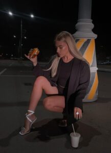 Очаровательная девушка эскорт Клара