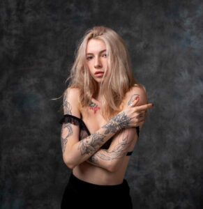 Очаровательная девушка эскорт Ада